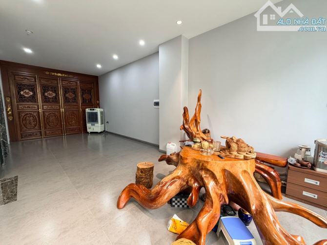 Siêu phẩm 5 tầng thang máy oto vào nhà ngõ kdoanh Ngọc Khánh,100m2 x mtiền 5.4m. Giá 36 tỷ