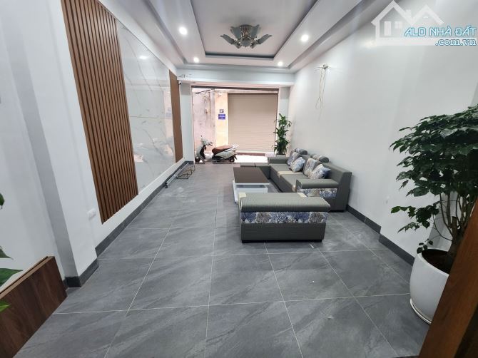 Siêu hiếm đường LẠC LONG QUÂN TÂY HỒ – 40m² – 6 tầng – 7 chỗ tránh – giá chỉ 16.6 tỷ