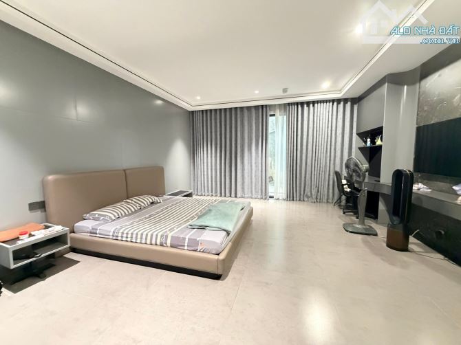 Siêu phẩm 5 tầng thang máy oto vào nhà ngõ kdoanh Ngọc Khánh,100m2 x mtiền 5.4m. Giá 36 tỷ