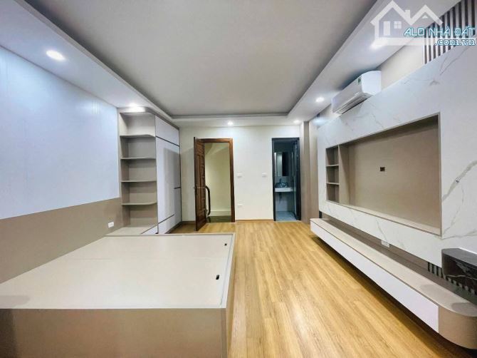 Bán gấp 5 tầng thang máy xây mới 15m ra Phố Đội Cấn, 42m2 x mtiền 4.5m Full đồ Giá 15.5 tỷ