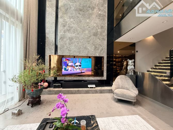 Siêu phẩm 5 tầng thang máy oto vào nhà ngõ kdoanh Ngọc Khánh,100m2 x mtiền 5.4m. Giá 36 tỷ