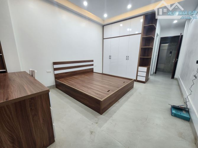 Siêu hiếm đường LẠC LONG QUÂN TÂY HỒ – 40m² – 6 tầng – 7 chỗ tránh – giá chỉ 16.6 tỷ