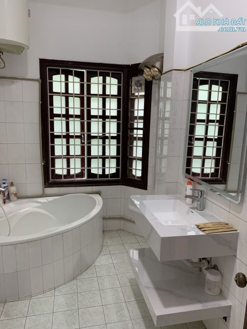 Mặt Phố Hai Bà Trưng, Hoàn Kiếm. Dt: 378m_Mặt Tiền 9,5m_1 Sổ 1 Chủ. Giá chào 338 tỷ.