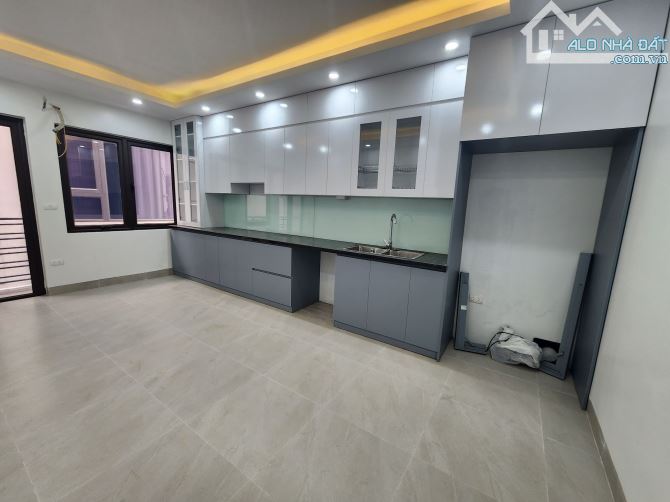 Siêu hiếm đường LẠC LONG QUÂN TÂY HỒ – 40m² – 6 tầng – 7 chỗ tránh – giá chỉ 16.6 tỷ