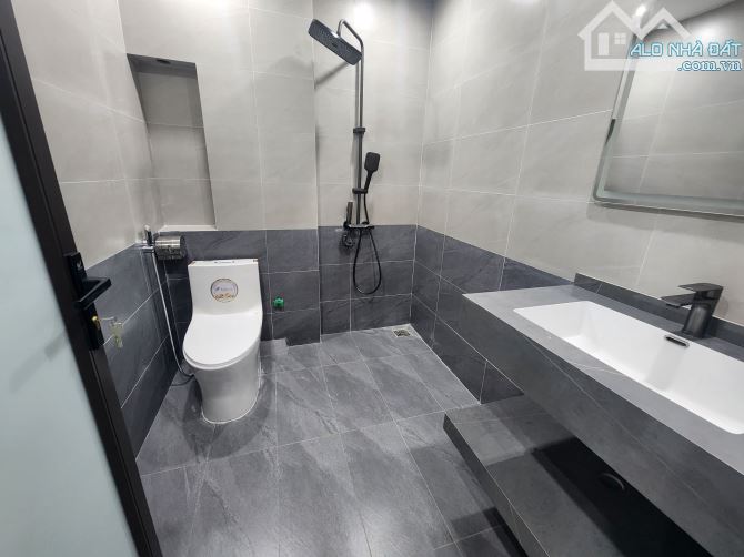 Siêu hiếm đường LẠC LONG QUÂN TÂY HỒ – 40m² – 6 tầng – 7 chỗ tránh – giá chỉ 16.6 tỷ