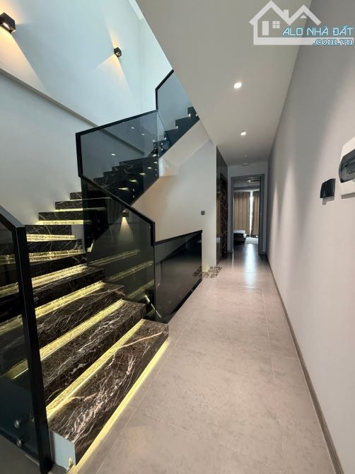 Siêu phẩm 5 tầng thang máy oto vào nhà ngõ kdoanh Ngọc Khánh,100m2 x mtiền 5.4m. Giá 36 tỷ