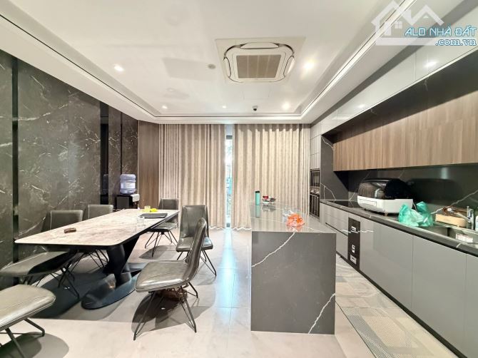 Siêu phẩm 5 tầng thang máy oto vào nhà ngõ kdoanh Ngọc Khánh,100m2 x mtiền 5.4m. Giá 36 tỷ