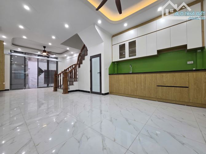 CC cần bán nhà Thị trấn Chúc Sơn, 45m2, 4 tầng, ô tô đỗ cửa, giá hơn 4 tỷ.