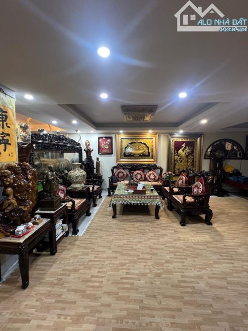 Biệt thự mini hiếm có phố Cầu Giấy .nội thất gỗ quý . Dt 225m . Giá 56 tỷ