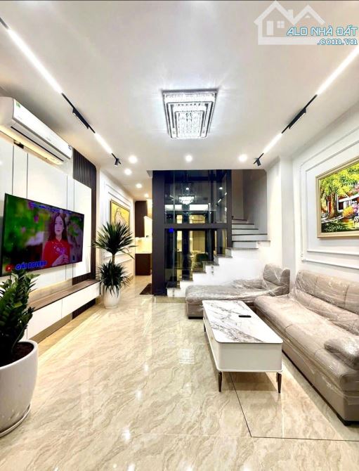 Bán nhà Hoàng Hoa Thám 36m2 nhà đẹp thang máy ngõ nông gần phố 9.5 tỷ