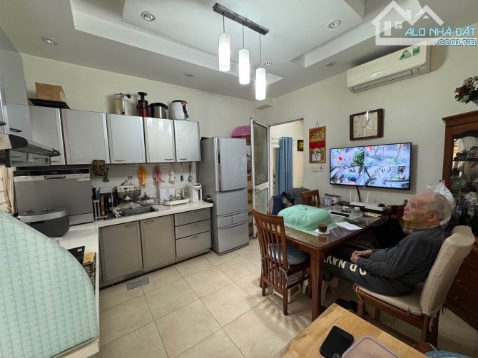 MẶT PHỐ LÝ ĐẠO THÀNH - CÁCH NHÀ HÁT LỚN VÀI BƯỚC CHÂN - KINH DOANH SẦM UẤT