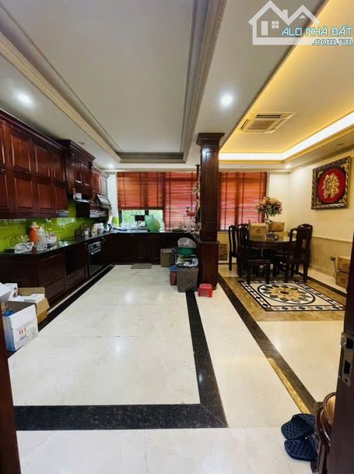 BÁN NHÀ HOÀNG QUỐC VIỆT 71m2 × 5T. GARA Ô TÔ + 2 Ô TRÁNH THOẢI MÁI + VỈA HÈ + 2 THOÁNG