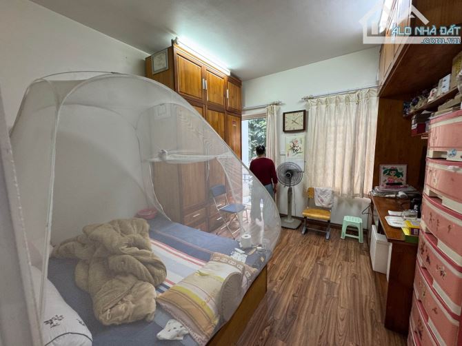 MẶT PHỐ LÝ ĐẠO THÀNH - CÁCH NHÀ HÁT LỚN VÀI BƯỚC CHÂN - KINH DOANH SẦM UẤT