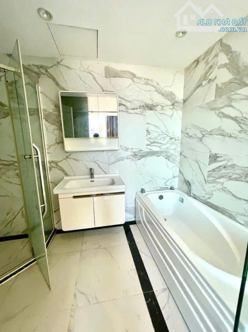 Bán Siêu tòa căn hộ dịch vụ Tây Hồ 268m2 9 tầng 32 Siêu sang dòng tiền 5tỷ/năm