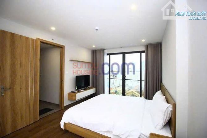 Bán Tòa CHDV mặt phố Linh Lang 102m2 7 tầng, mặt tiền 11m 30 phòng DT 2.4 tỷ/năm