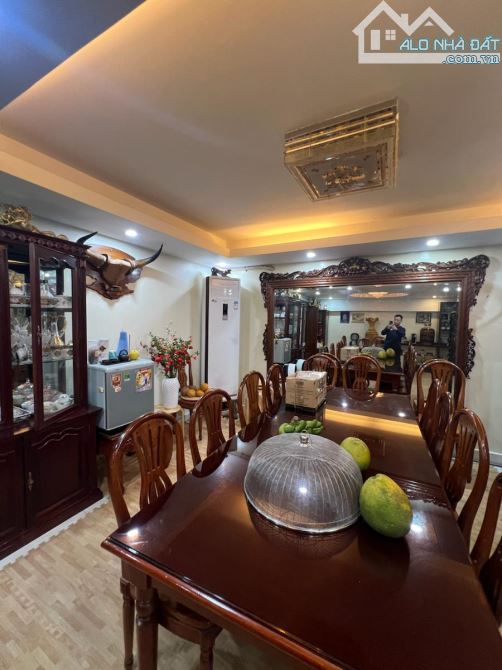 Biệt thự mini hiếm có phố Cầu Giấy .nội thất gỗ quý . Dt 225m . Giá 56 tỷ