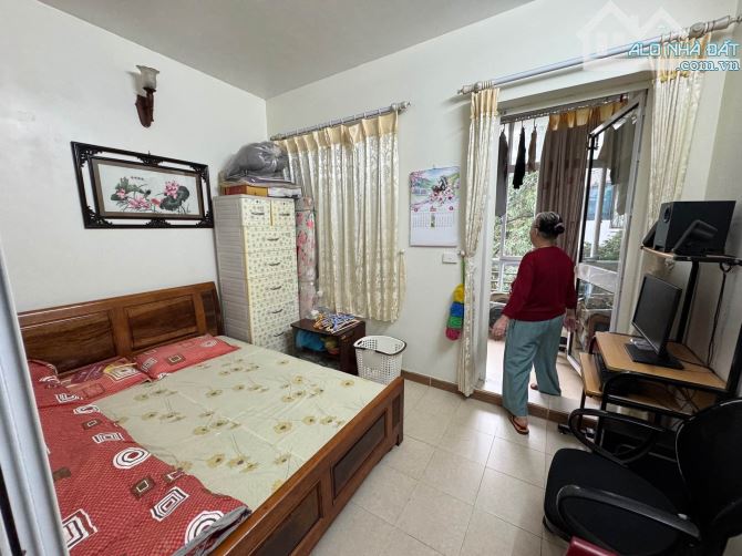 MẶT PHỐ LÝ ĐẠO THÀNH - CÁCH NHÀ HÁT LỚN VÀI BƯỚC CHÂN - KINH DOANH SẦM UẤT