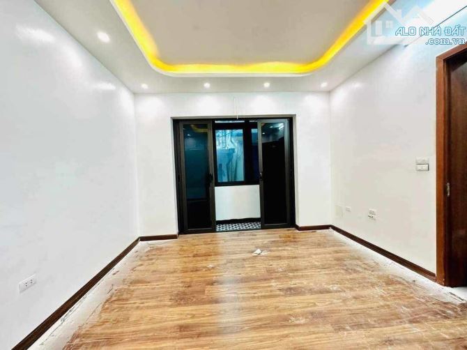 BÁN GẤP NHÀ 40M,5 TẦNG THANG MÁY PHAN ĐÌNH NHỈNH 9 TỶ