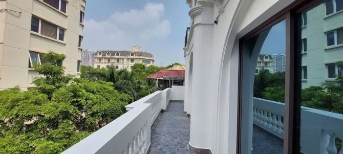 Bán Tòa CHDV mặt phố Linh Lang 102m2 7 tầng, mặt tiền 11m 30 phòng DT 2.4 tỷ/năm