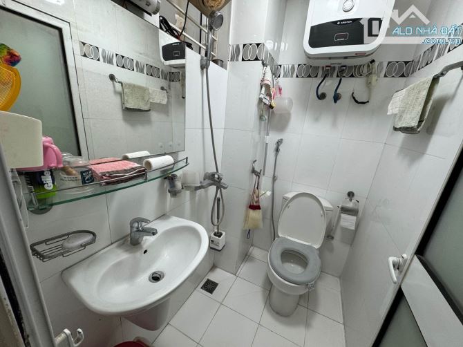 MẶT PHỐ LÝ ĐẠO THÀNH - CÁCH NHÀ HÁT LỚN VÀI BƯỚC CHÂN - KINH DOANH SẦM UẤT