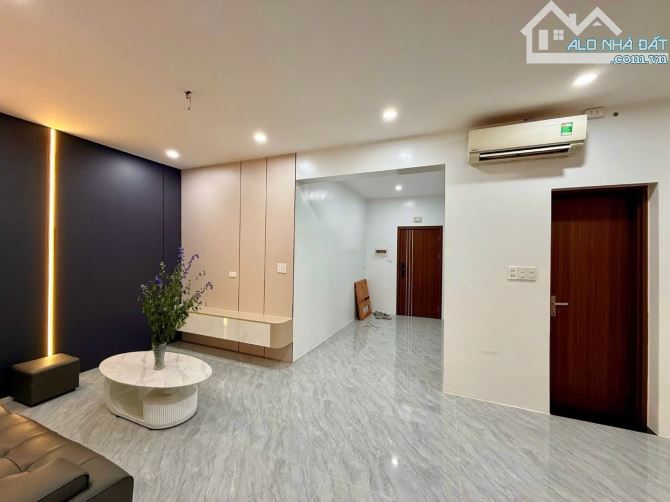 BÁN GẤP NHÀ 40M,5 TẦNG THANG MÁY PHAN ĐÌNH NHỈNH 9 TỶ