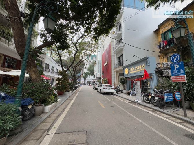 MẶT PHỐ LÝ ĐẠO THÀNH - CÁCH NHÀ HÁT LỚN VÀI BƯỚC CHÂN - KINH DOANH SẦM UẤT