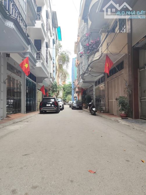 BÁN NHÀ CẦU GIẤY 58m2 × 5T. NHÀ DÂN XÂY + GARA Ô TÔ 7 CHỖ - GẦN PHỐ + V.PHÒNG ĐỈNH