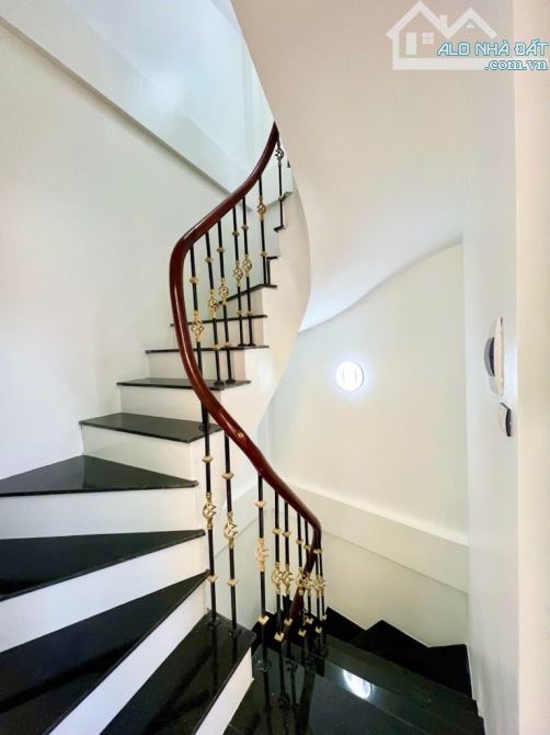 Ba Đình – Văn Cao | 33m² – 5 Tầng – Nhà Đẹp Ở Ngay | Chỉ 7,6 Tỷ | Gọi Ngay!