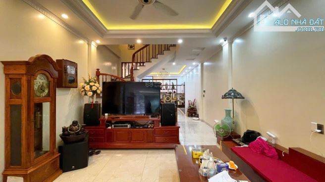 Phân Lô_Ô Tô, Kinh Doanh_ Lý Nam Đế, Hoàn Kiếm. Dt: 143m x 5 tầng,M tiền: 6,5m. Giá 70 tỷ.