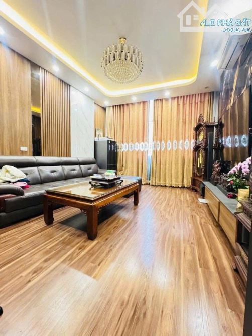 BÁN NHÀ LẠC LONG QUÂN 43m2 × 5T. MẶT TIỀN RỘNG + NGÕ Ô TÔ TRÁNH - GARA Ô TÔ 7 CHỖ.