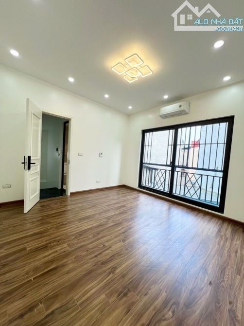 Ba Đình – Văn Cao | 33m² – 5 Tầng – Nhà Đẹp Ở Ngay | Chỉ 7,6 Tỷ | Gọi Ngay!