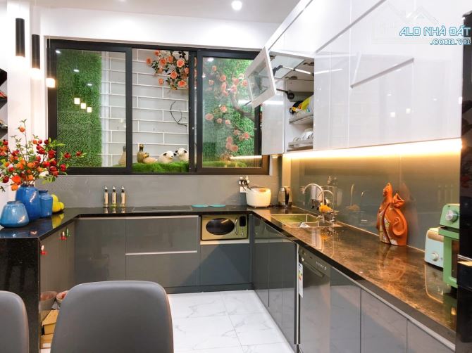 Bán nhà riêng phố Thuỵ Khuê, 32m2, 5T, 2 thoáng, gần phố, nhỉnh 9 tỷ