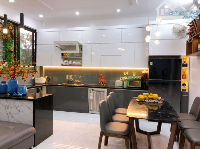 Bán nhà riêng phố Thuỵ Khuê, 32m2, 5T, 2 thoáng, gần phố, nhỉnh 9 tỷ