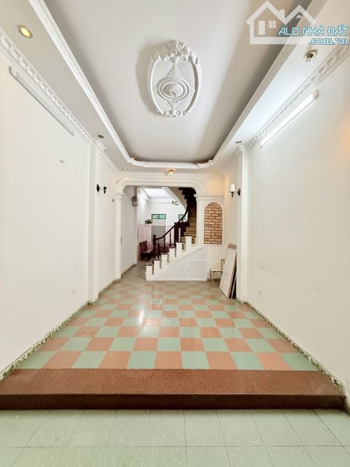 Bán Nhà Hoàng Sâm -Hoàng Quốc Việt 50M-5 tầng-oto tránh -kinh doanh văn phòng