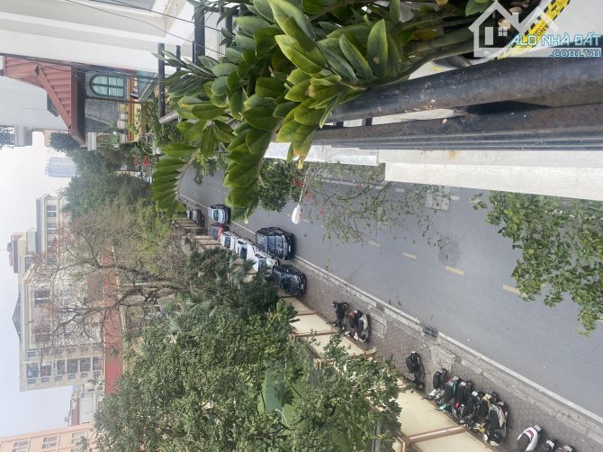 Bán Nhà Hoàng Sâm -Hoàng Quốc Việt 50M-5 tầng-oto tránh -kinh doanh văn phòng