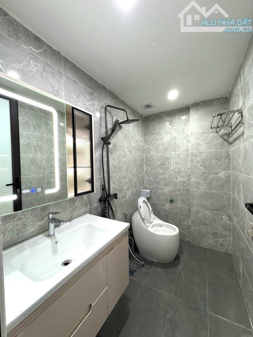 GIA ĐÌNH CẦN BÁN NHÀ 50M2. NHÀ 6 TẦNG THANG MÁY. Ô TÔ VÀO NHÀ