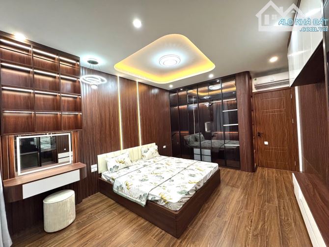 GIA ĐÌNH CẦN BÁN NHÀ 50M2. NHÀ 6 TẦNG THANG MÁY. Ô TÔ VÀO NHÀ