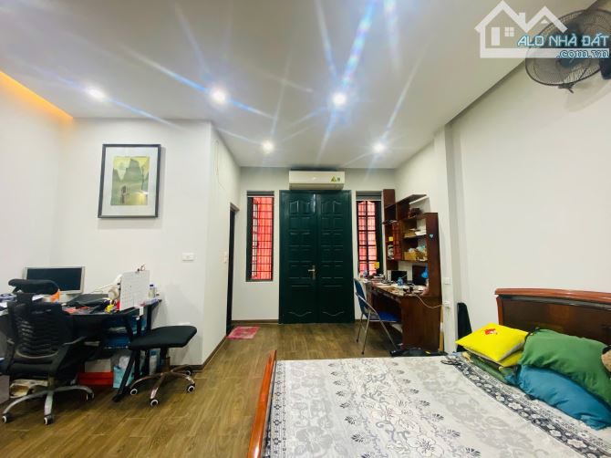 Mặt Phố Xuân Diệu 55m2, 36 tỷ, vỉa hè rộng, kinh doanh sầm uât