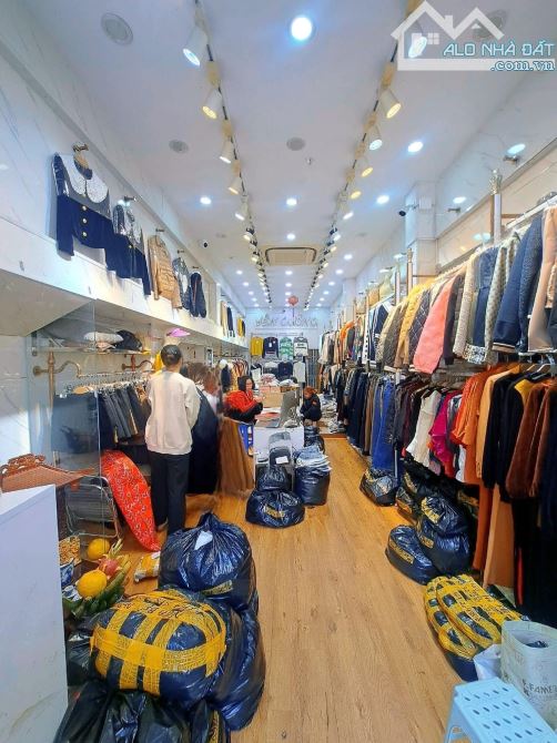 Mặt Phố Hàng Quạt, Hoàn Kiếm. DT: 50m2. Mặt Tiền 4.2m_SĐCC_Giá 33 tỷ