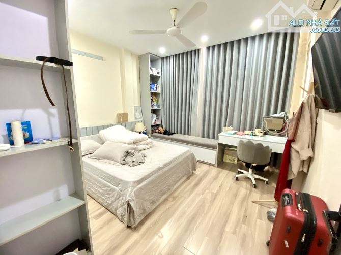 Bán gấp nhà phố Võ Chí Công, 6 tầng thang máy, 40m2, 2 thoáng, cạnh KĐT Starlake.