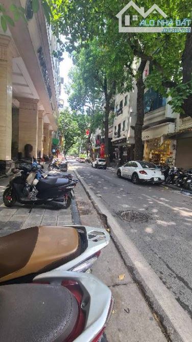 Bán nhà mặt phố Nhà Chung 190m2, MT 7m, Giá 180 tỷ