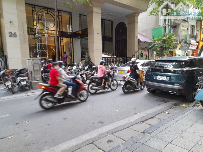 Bán nhà mặt phố Nhà Chung 190m2, MT 7m, Giá 180 tỷ