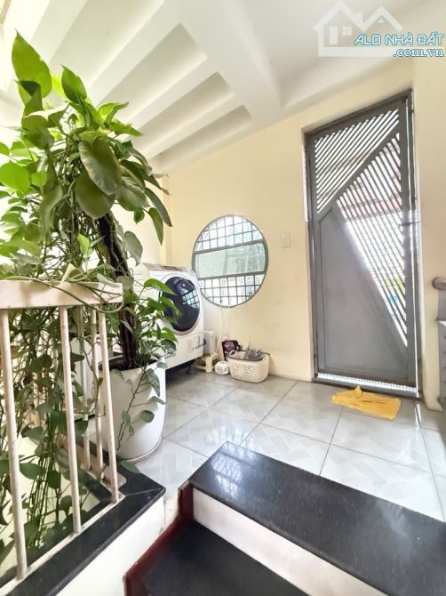 Siêu phẩm Lạc Long Quân, ô tô qua nhà, nhà đẹp chủ xây tâm huyết, tặng nội thất, sổ vuông,