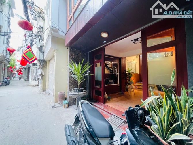 Siêu phẩm Lạc Long Quân, ô tô qua nhà, nhà đẹp chủ xây tâm huyết, tặng nội thất, sổ vuông,