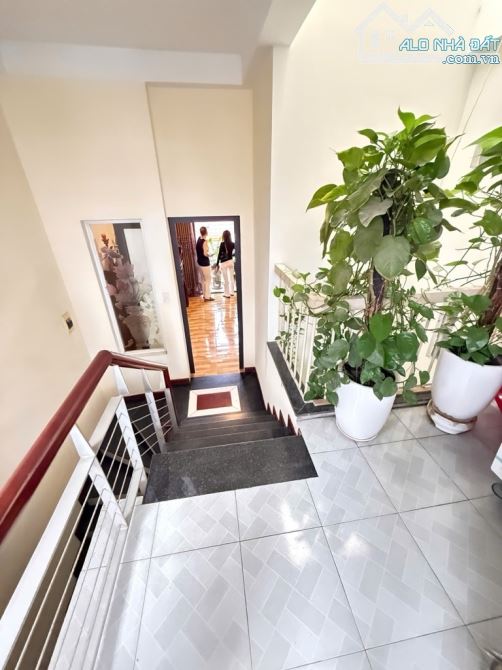 Siêu phẩm Lạc Long Quân, ô tô qua nhà, nhà đẹp chủ xây tâm huyết, tặng nội thất, sổ vuông,