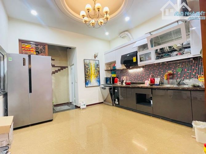 Siêu phẩm Lạc Long Quân, ô tô qua nhà, nhà đẹp chủ xây tâm huyết, tặng nội thất, sổ vuông,