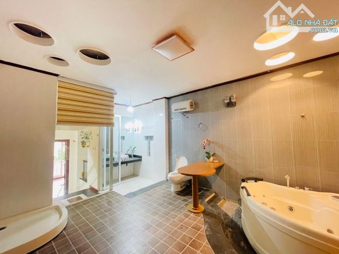 Siêu phẩm Lạc Long Quân, ô tô qua nhà, nhà đẹp chủ xây tâm huyết, tặng nội thất, sổ vuông,