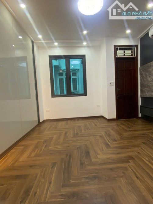 Bán nhà Cầu giấy 30m 5 tầng full nội thất 7.8 tỷ