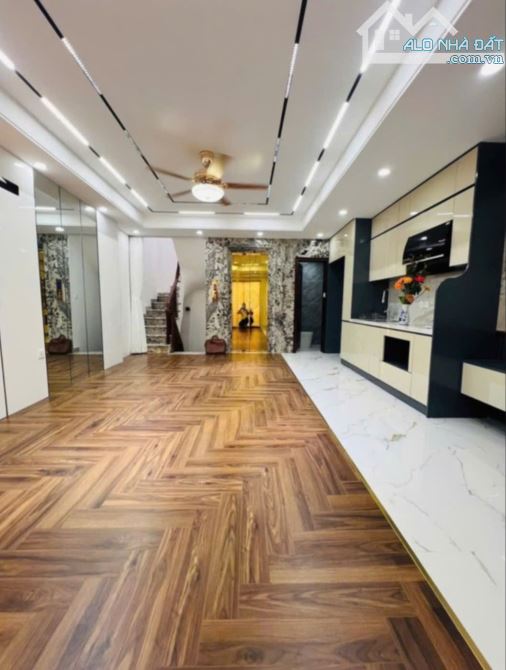 Siêu phẩm Cầu Giấy, Lô Góc, 6Tầng, Thang Máy, Gara Ô tô - Ngõ Thông, Kinh Doanh, Giá tốt