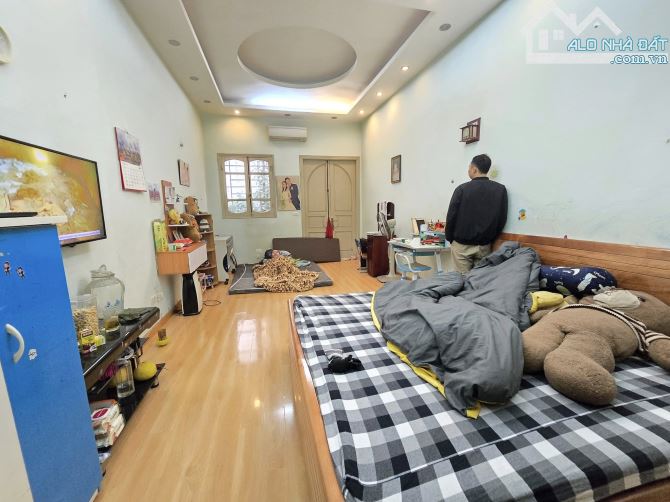 Bán nhà Hoàng Hoa Thám Ba Đình 100m2 3 tầng mặt tiền 3.7m ngõ nông 13.6 tỷ